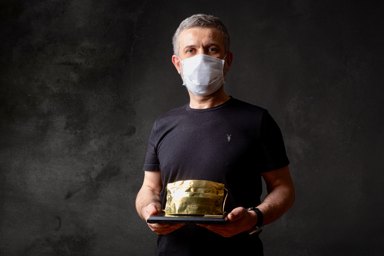 Fedakar sağlıkçılara minnetini pirinçten yaptığı maskeyle anlattı